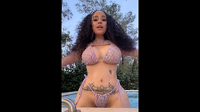 La Insuperable Super Cachonda en la Piscina