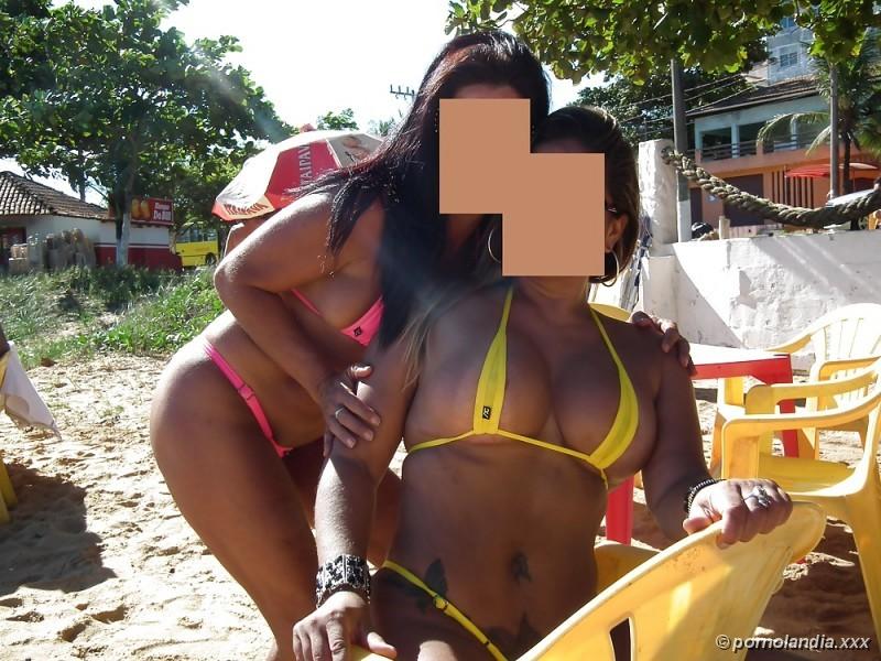 Puta en la playa con bikini perforado con coño - foto 35992