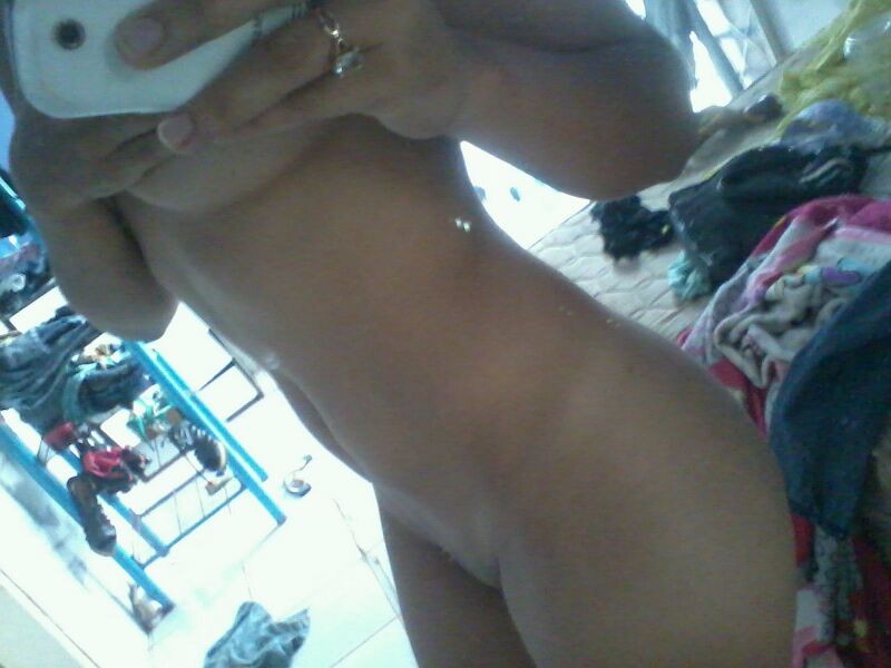 La joven morena tomó fotos desnudas y perdió su teléfono celular - Foto 3125