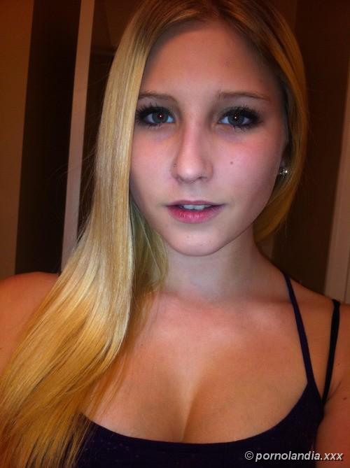 La rubia perfecta tomó una selfie desnuda y los desnudos filtrados - Foto 20772