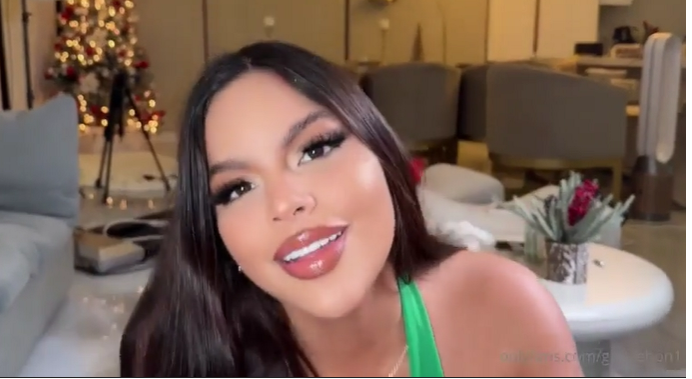 Gracie Bon singando muy rico sobre ese guebo hasta que la saca