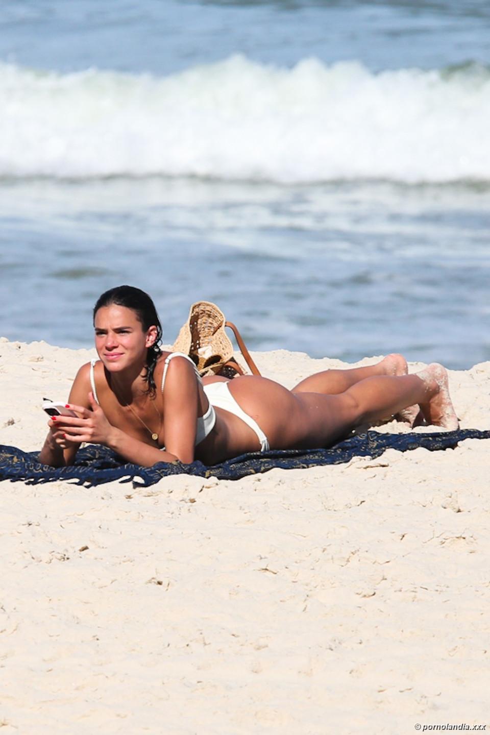 Bruna Márquezine atrapó bikini en la playa - Foto 247492