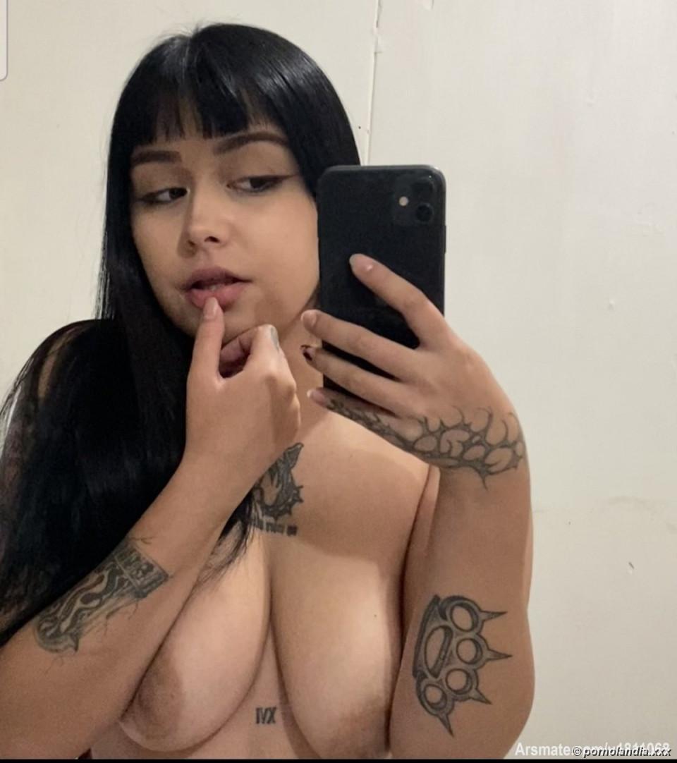 Rabuda desnuda gótica que muestra el cuerpo natural - Foto 247641