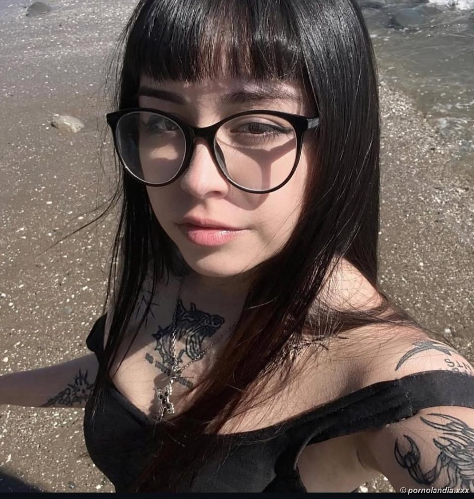 Rabuda gótica desnuda mostrando cuerpo natural - foto 247635