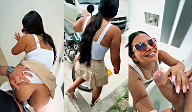 La Joven Lo singa Hasta Sacar Su Leche en un baño publico