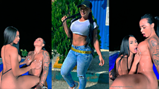 A Jennifer una lesbiana le mama las tetas en la piscina