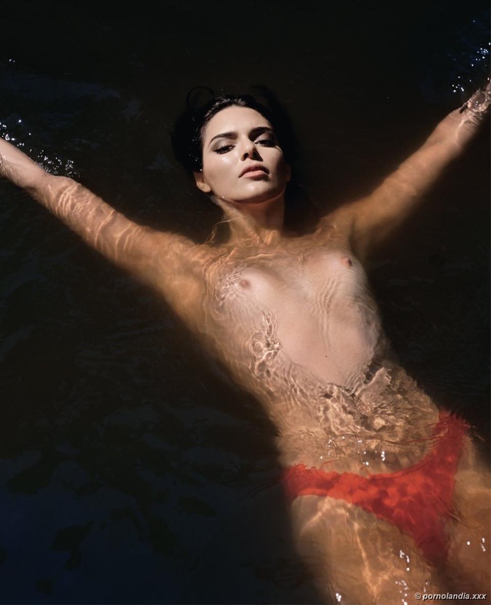 Kendall Jenner desnuda mostrando los pechos en sensual desnudo - Foto 249594