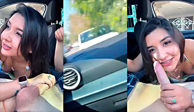 Los pillan mientra la zorra intensa le chupa el guebo en el carro