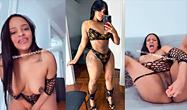 La puta de Laurita se hace una intensa paja con un consolador