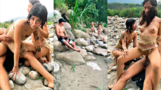 2 zorras indígenas lo atrapan y lo singan duro en trio intenso