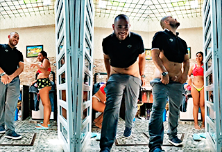 La chica con su chico singando duro y la vecina lo encuentra