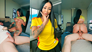 Mariana Sandoval singando duro mientras ve el Mundial de Futbol